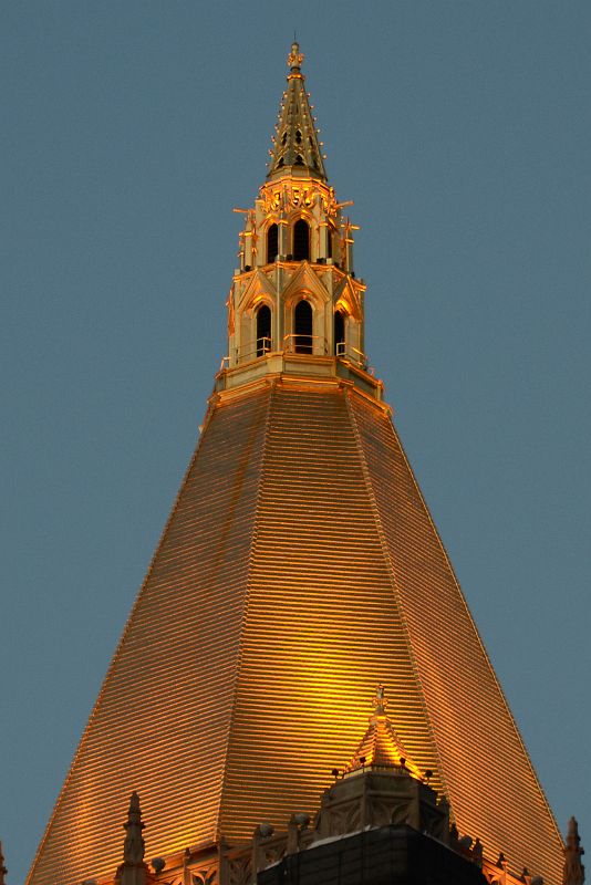 10-03 New York Life Building Pyramidal Gold Gilded Roof At Sunset Close Up At New York Madison Square Park